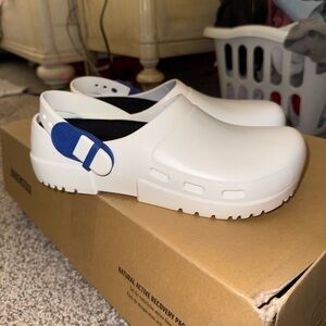 Birkenstock recovery clogs